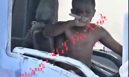 Tại thời điểm bị bắt, đối tượng có biểu hiện “ngáo đá”, chưa khai rõ nhân thân. Ảnh: Công an cung cấp