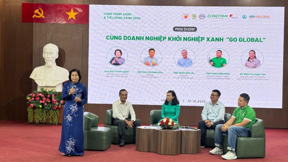 Empresas y estudiantes asisten al Mini Show de Emprendimiento Verde en Vinh Long. Foto: Hoang Loc