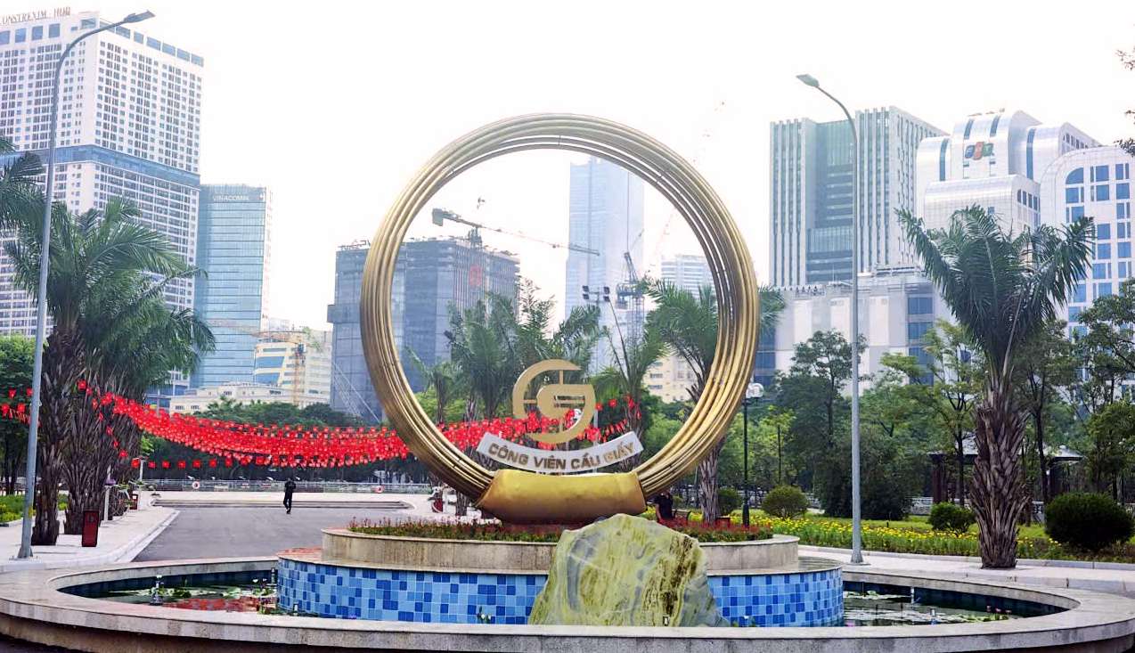 Bieu tuong cua cong vien Cau Giay duoc xay dung voi kich thuoc lon, lap dat ngay loi vao cong chinh. Anh: Ngoc Diep