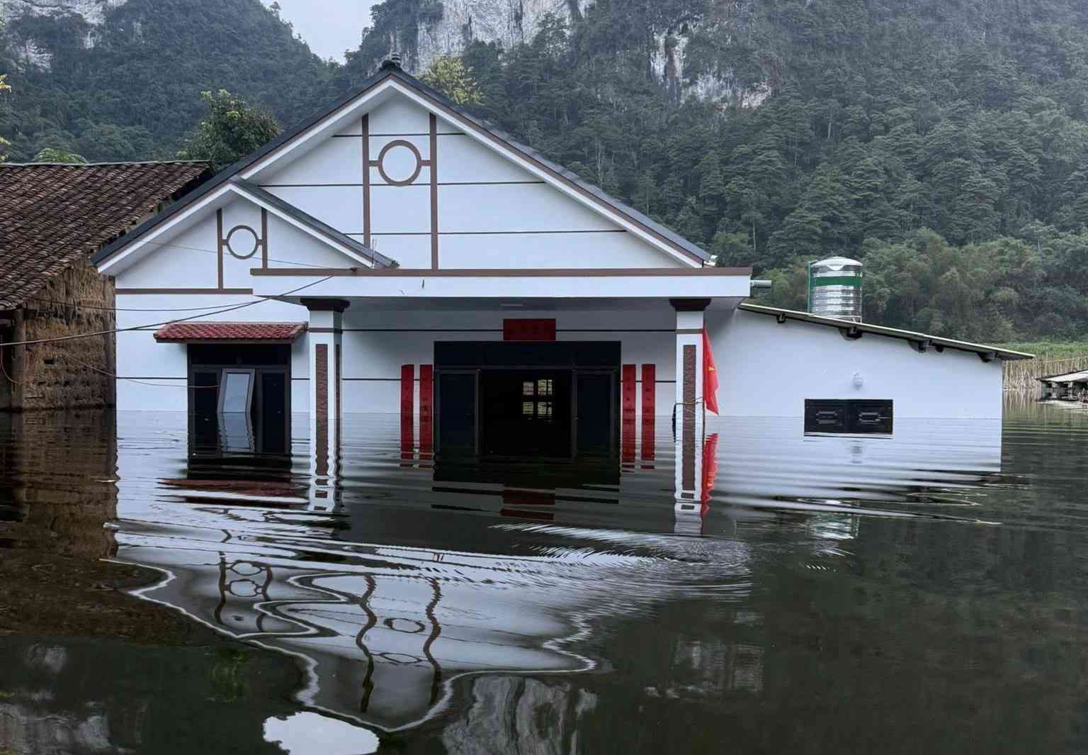 Nhieu ngay sau lu, nhieu xom o Cao Bang van ngap sau trong nuoc. Anh: Thanh Luan