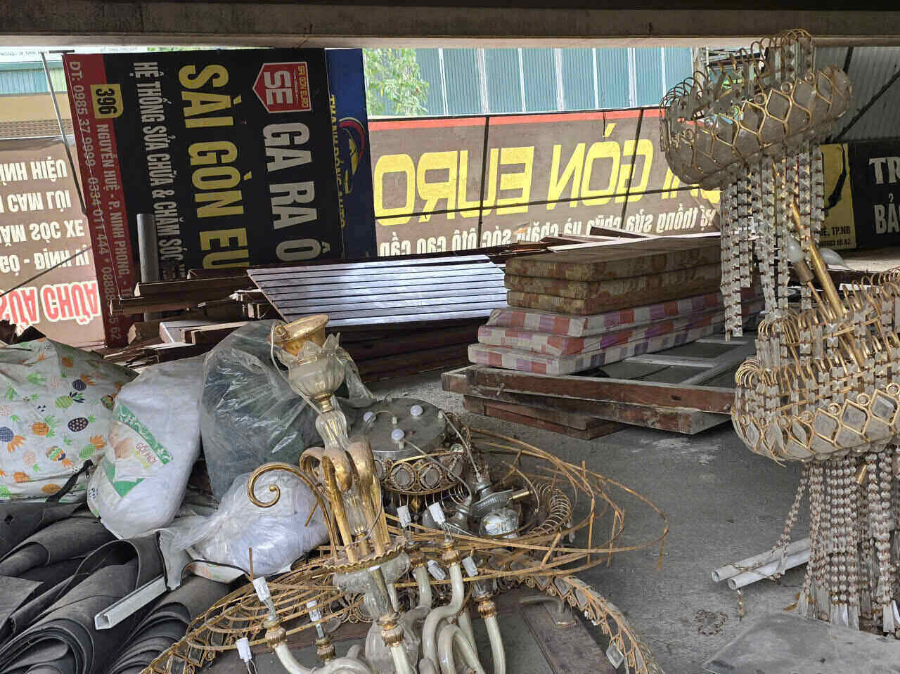 Toàn bộ khu vực gầm cầu vượt Ninh Phong bị chiếm dụng, tiềm ẩn nguy cơ cháy nổ. Ảnh: Hà Vi