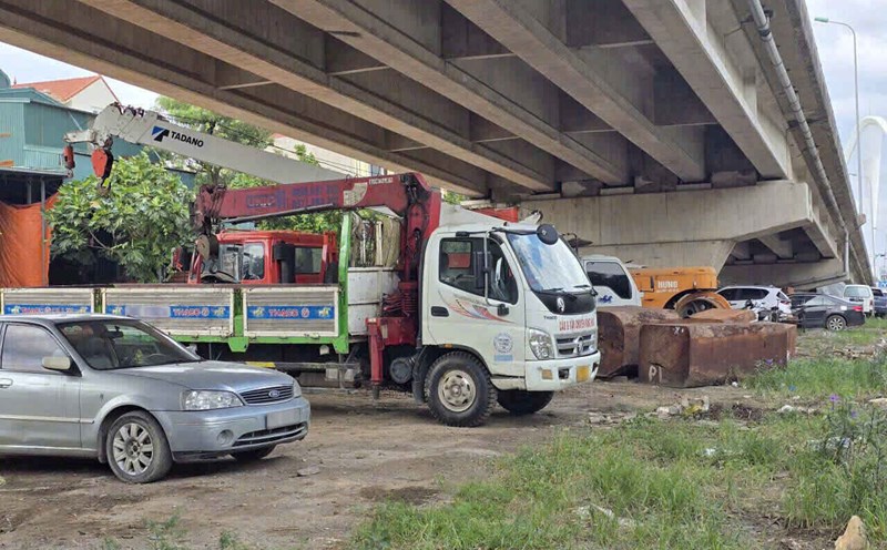 El area debajo del paso elevado de Ninh Phong (barrio de Nam Hoa Lu) esta siendo ocupada por la gente como lugar de estacionamiento y deposito de madera. Foto: Ha Vi