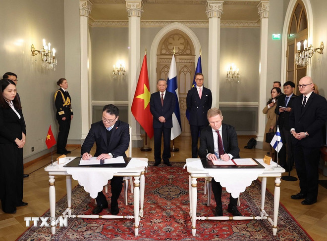 General Secretary To Lam and President of Finland Alexander Stubb witnessed the signing of a Memorandum of Understanding between the Ministry of Finance of Vietnam and the Ministry of Foreign Affairs of Finland. Photo: VNA