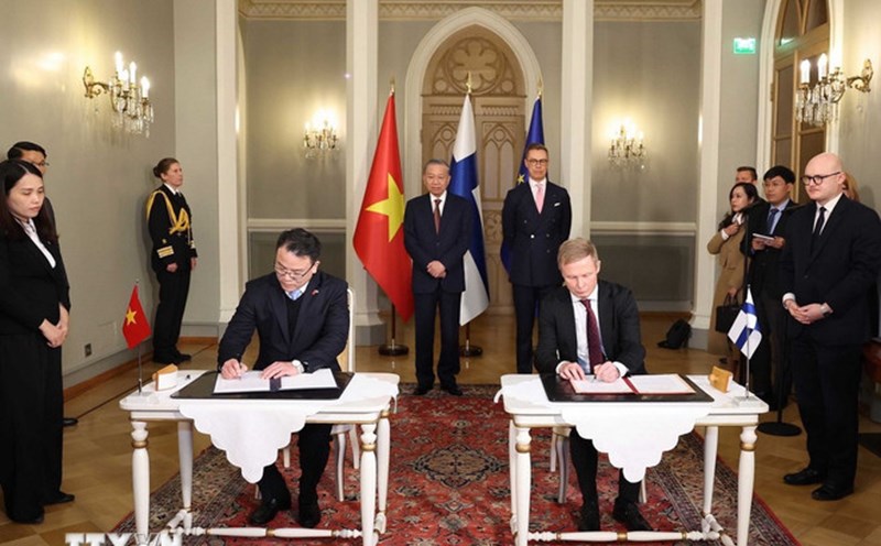 General Secretary To Lam and President of Finland Alexander Stubb witnessed the signing of a Memorandum of Understanding between the Ministry of Finance of Vietnam and the Ministry of Foreign Affairs of Finland. Photo: VNA