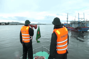Quang Tri Border Guard proactively supports fishermen in responding to storm No. 12. Photo: Quang Tri Border Guard