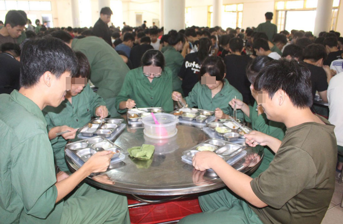 Suat an cua sinh vien ben trong Trung tam. Anh: Ngo Tien.