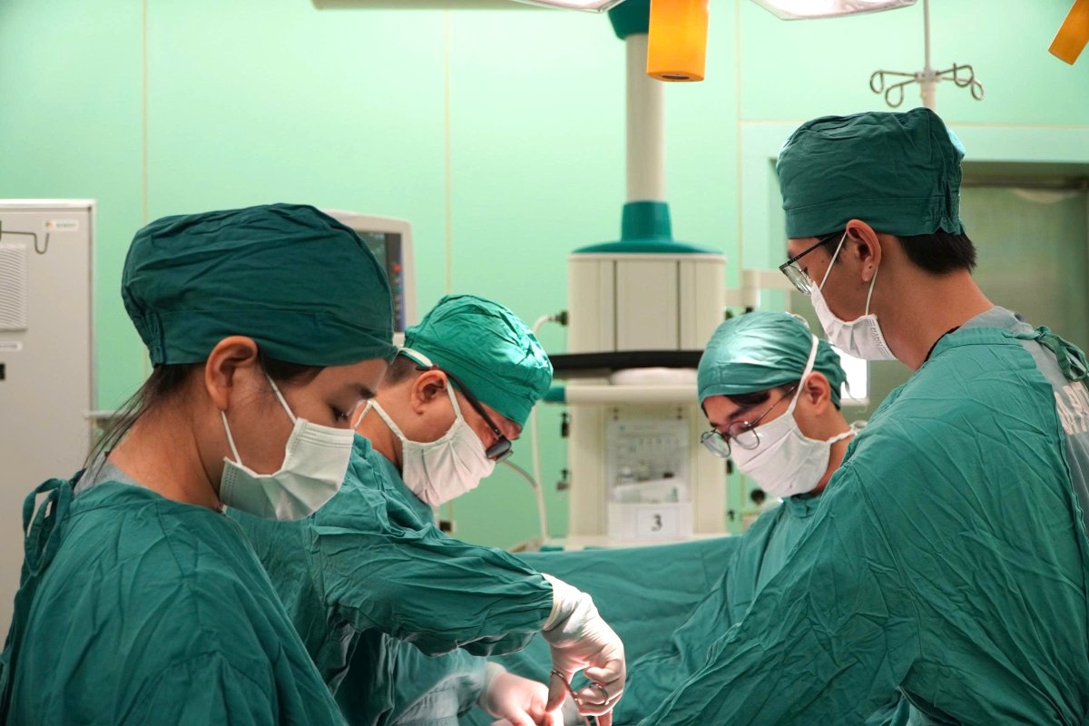 Doctors at Vung Tau General Hospital during surgery treated a patient with clogged arteries. Photo: BVVT