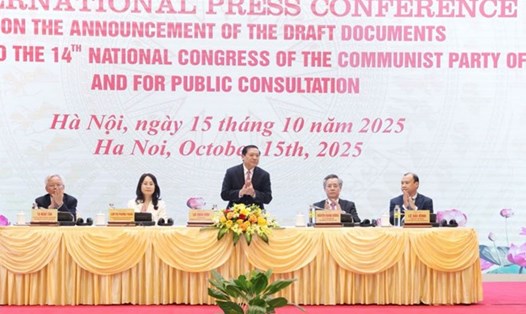 Ủy viên Trung ương Đảng, Phó Trưởng ban Thường trực Ban Tuyên giáo và Dân vận Trung ương Lại Xuân Môn chủ trì Họp báo quốc tế công bố Dự thảo các văn kiện trình Đại hội đại biểu toàn quốc lần thứ XIV của Đảng để lấy ý kiến nhân dân. Ảnh: Trần Vương