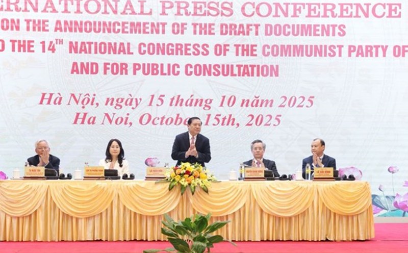 Member of the Party Central Committee, Deputy Head of the Central Propaganda and Mass Mobilization Commission Lai Xuan Mon chaired an international press conference to announce the Draft Documents to be submitted to the 14th National Congress of the Party to collect public opinions. Photo: Tran Vuong