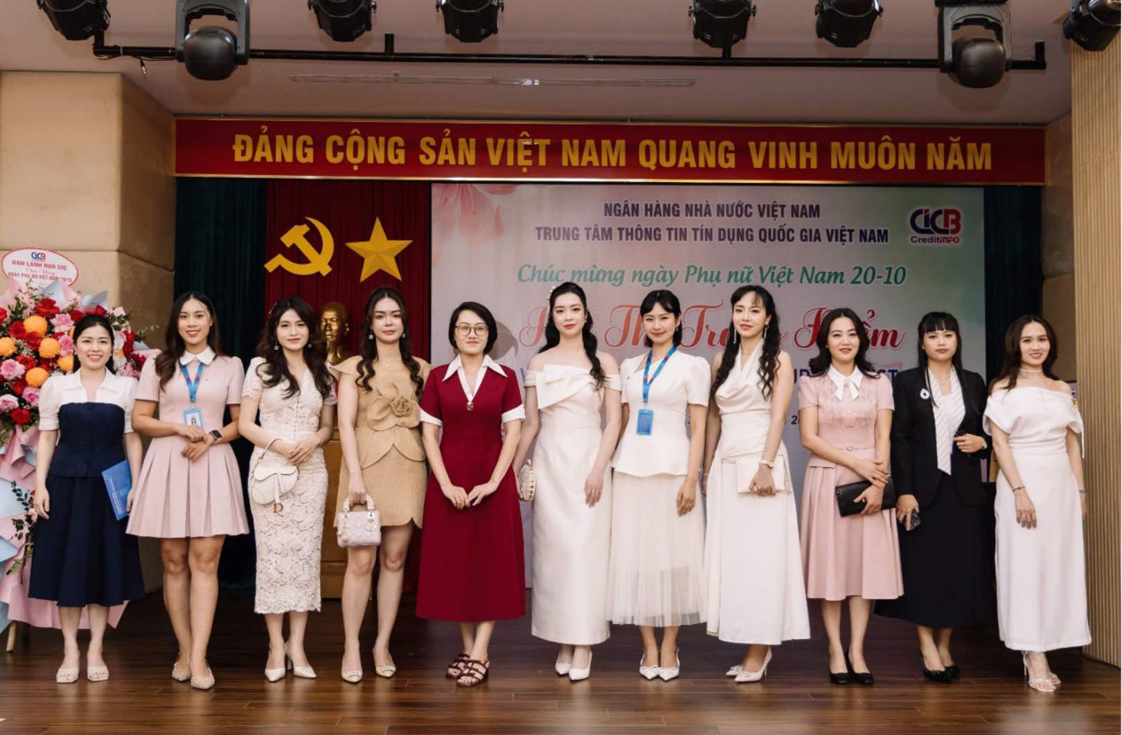 Cac “nguoi mau” trinh dien sau khi hoan thanh bai thi trang diem. Anh: CIC