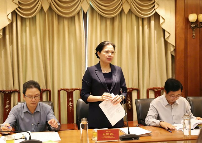 La Sra. Ha Thi Nga - Miembro del Comite Central del Partido Vicepresidenta del Comite Central del Frente de la Patria de Vietnam habla en la reunion de trabajo. Foto: Huong Diep
