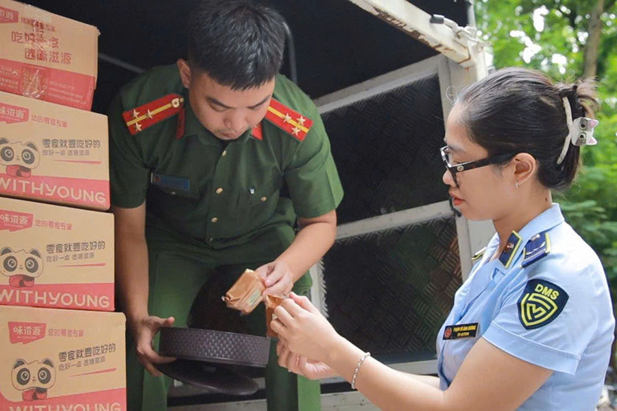 Mas de 300 infracciones han sido tratadas en la temporada alta del Tet Trung thu 2025. Foto: Subdepartamento de QLTT de Hanoi