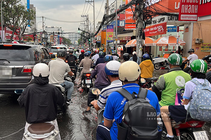 Nhieu tuyen duong khac nhu Nguyen Thi Thap... roi vao tinh trang ket cung khi cac phuong tien di chuyen cham do nuoc dang gay ngap.