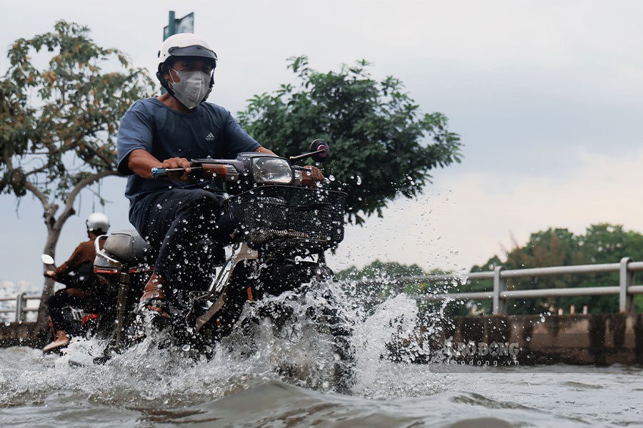 Nhieu nguoi dan van co gang bang qua diem ngap de tranh tre cong viec.