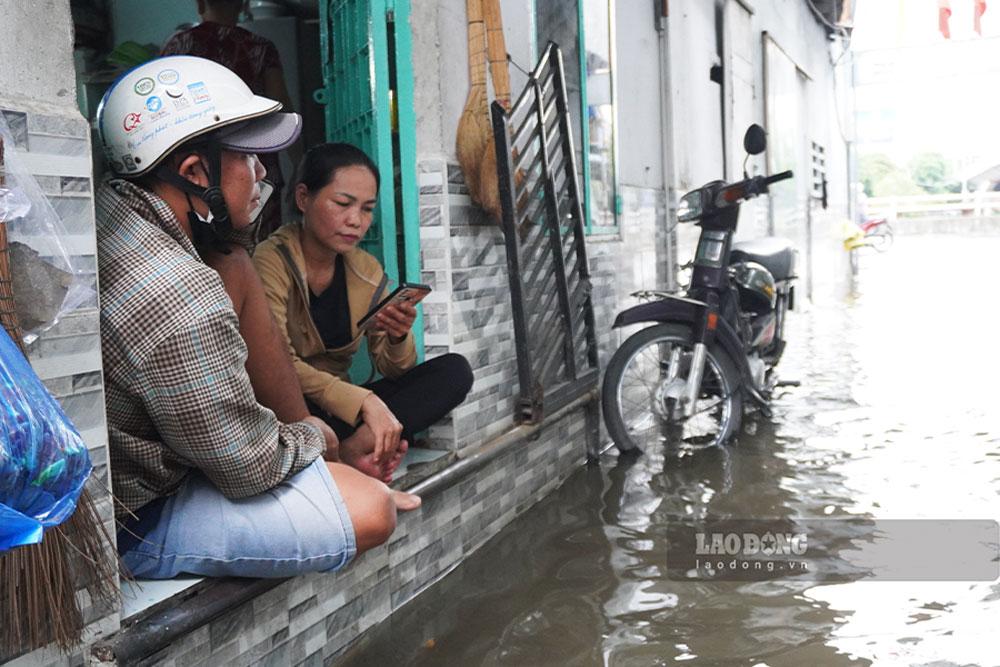Voi nhieu nguoi dan, ho da qua quen thuoc voi canh trieu cuong dang. Nhieu ho gia dinh phai canh nuoc de tranh tran vao nha.