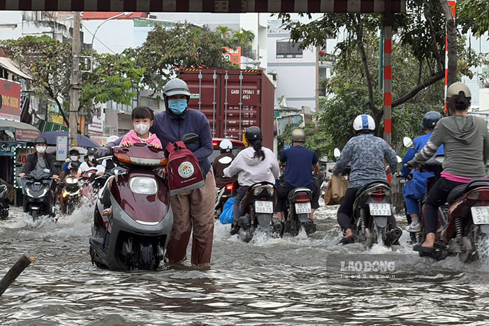 Nhieu phuong tien chet may, phai dat xe qua diem ngap.
