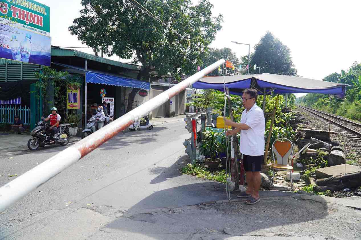 Nguoi lam cong tac canh gioi dong chan khi co tau chay qua tai Km1692+300, phuong Tam Hiep. Anh: HAC