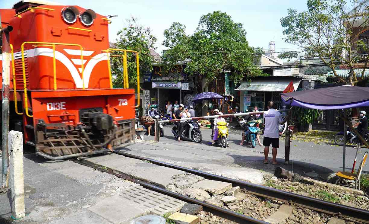 Potential risk of unsafe railway traffic at the self-opened path at Km1692+300 in Tam Hiep ward, Dong Nai province. Photo: HAC