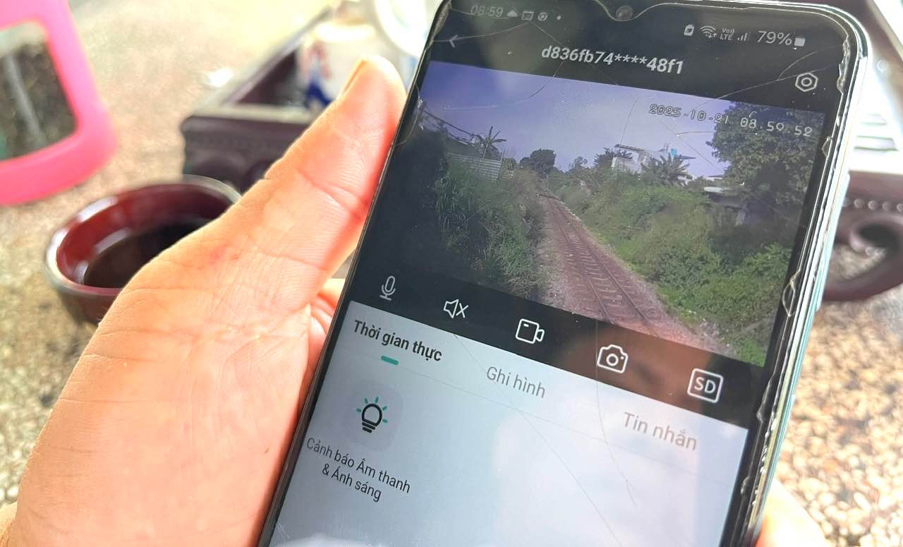 Camera duoc lap dat de nguoi lam cong tac canh gioi kip thoi dong chan khi co tau chay qua loi di tu mo. Anh: HAC