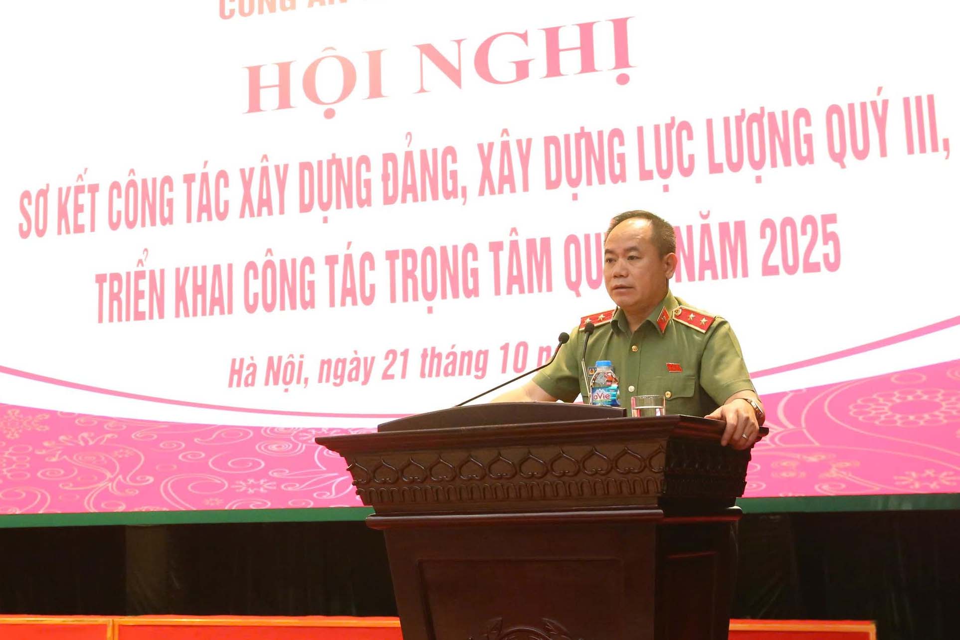 ハノイ警察署長グエン・タイン・トゥン中将が会議の締めくくりのスピーチを行った。写真: ハノイ警察