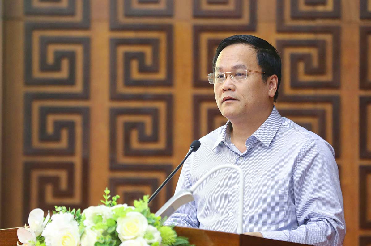Mr. Nguyen Tien Dat - Director of the Department of Home Affairs of Dien Bien province spoke at the Conference to announce and hand over decisions on secondment of civil servants and public employees to work in communes and wards. Photo: Thanh Binh