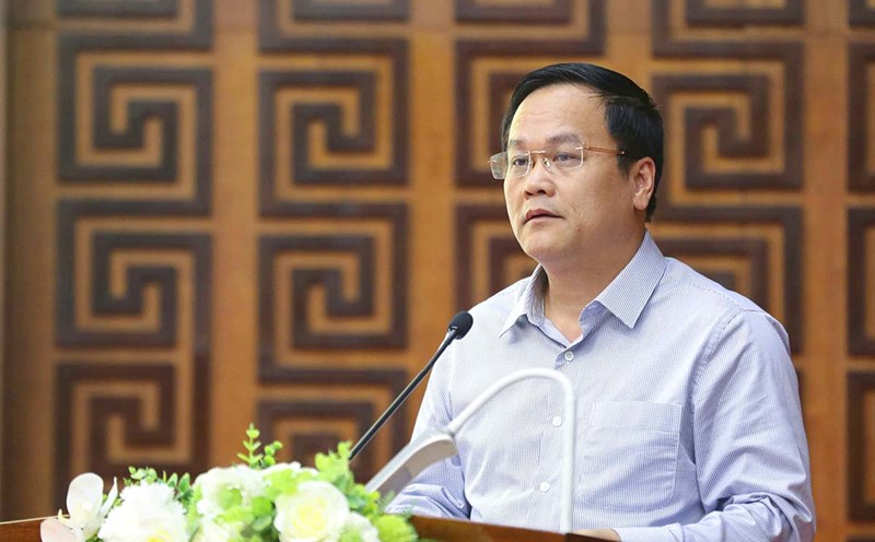 Mr. Nguyen Tien Dat - Director of the Department of Home Affairs of Dien Bien province spoke at the Conference to announce and hand over decisions on secondment of civil servants and public employees to work in communes and wards. Photo: Thanh Binh