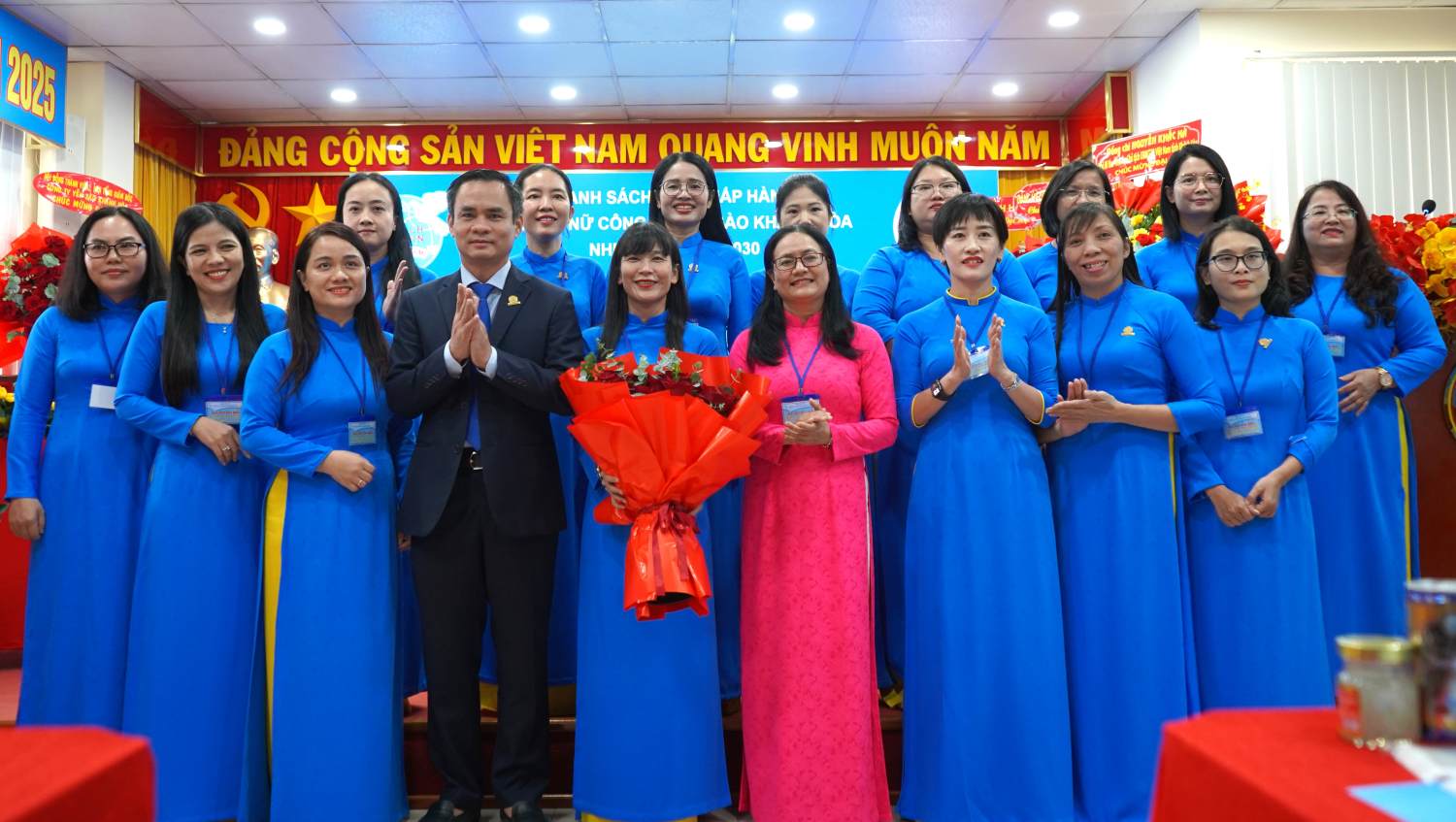 2025-2030 임기 Khanh Hoa 제비집 회사 여성 연합 집행위원회가 대회를 시작했습니다. 사진: Phuong Linh