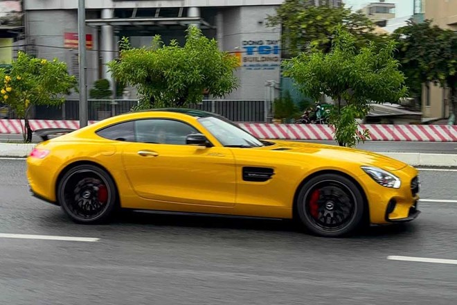 Chiec Mercedes-AMG GT S Edition 1 mau vang noi bat cua mot doanh nhan tai TPHCM, thuoc so it xe cung loai co mat tai Viet Nam. Anh: Hoang Nguyen