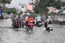 ホーチミン市は高潮により深い浸水に見舞われ、人々は勤務時間中に水の中を歩くのにうんざりしていた