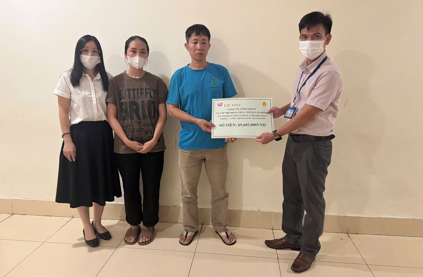 The Trade Union of UJU VINA Co., Ltd. presented donations from union members and workers to the family of Ms. Vuong Thi Hoai Linh. Photo: An Vi