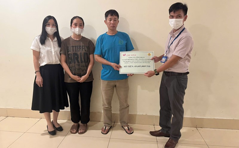 The Trade Union of UJU VINA Co., Ltd. presented donations from union members and workers to the family of Ms. Vuong Thi Hoai Linh. Photo: An Vi