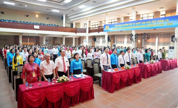 2025-2030 임기의 제1차 대회 공식 대표단 손떠이 동 노동조합은 새로운 임기의 목표를 승인했습니다. 사진: Dinh Luyen