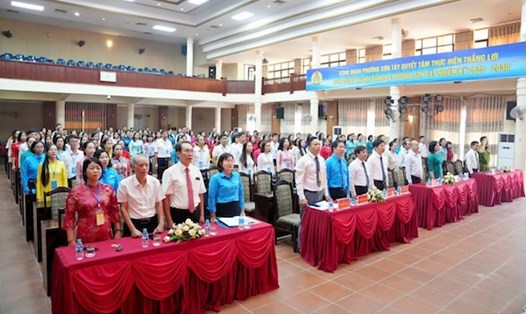 Các đại biểu chính thức của Đại hội lần thứ nhất, nhiệm kỳ 2025 - 2030 Công đoàn phường Sơn Tây đã thông qua các chỉ tiêu của nhiệm kỳ mới. Ảnh: Đinh Luyện