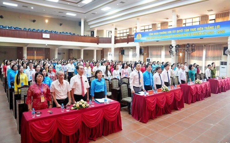 The official delegates of the first Congress, term 2025 - 2030, Son Tay Ward Trade Union approved the targets of the new term. Photo: Dinh Luyen