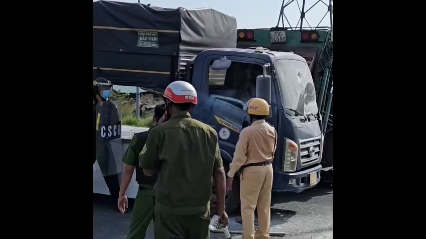 タイニン省で「石を投げられた」トラック運転手がハンドルを切り、ナイフを持って警察と戦おうとする映像の動画