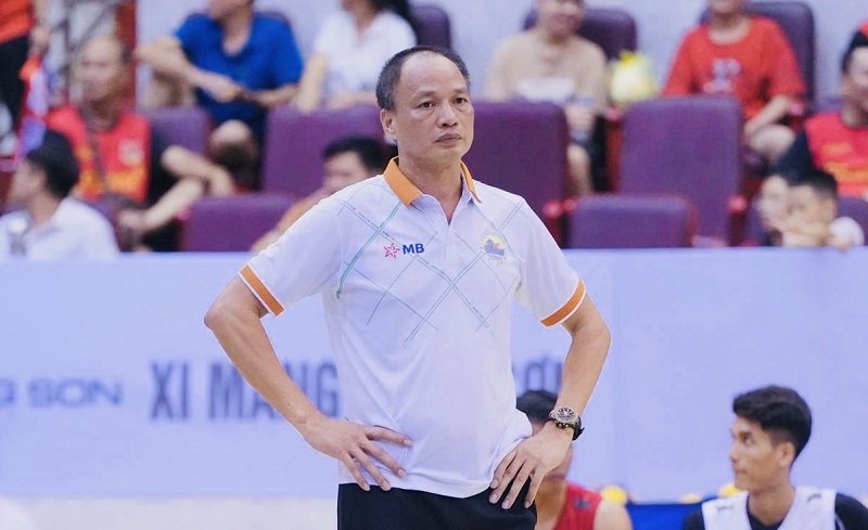 쩐딘티엔 감독은 베트남 남자 배구 대표팀 선수들이 SEA 게임 33에서 높은 경기력을 유지할 것이라고 매우 확신합니다. 사진: VFV