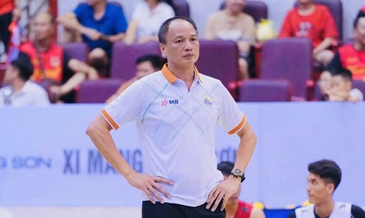Huấn luyện viên Trần Đình Tiền rất tin tưởng cầu thủ Đội tuyển bóng chuyền nam Việt Nam giữ được phong độ cao tại SEA Games 33. Ảnh: VFV