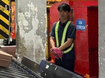 Đối tượng Trần Phương Anh Vũ là người lấy trộm 50 triệu đồng trong hành lý ký gửi của một hành khách. Ảnh: Công an Hà Nội