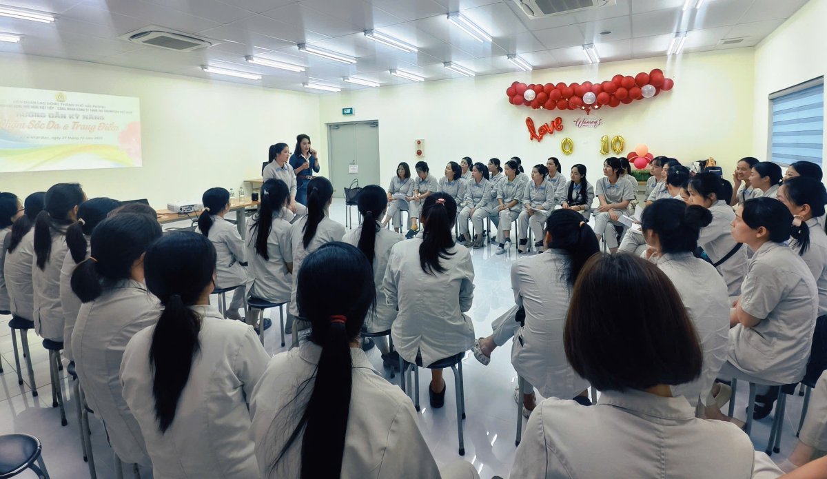 100명 이상의 Nhảt Ban - Hai Phong 산업 단지 노동자들이 피부 관리를 위한 스킨케어 컬렉션에 참여하고 있습니다. 사진: Thanh Hoa