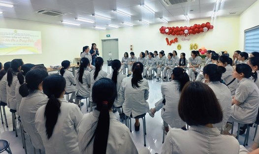 Hơn 100 công nhân KCN Nhật Bản - Hải Phòng tham gia lớp hướng dẫn trang điểm, chăm sóc da. Ảnh: Thanh Hoa