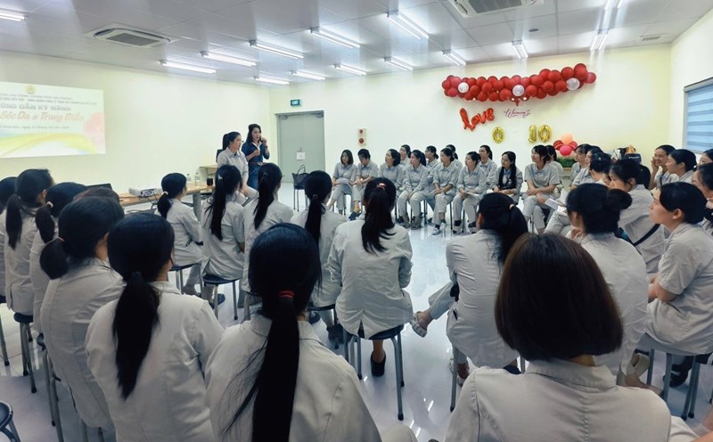 More than 100 workers in Nhat Ban - Hai Phong Industrial Park participated in the floating ceremony to prepare the face and skin care. Photo: Thanh Hoa