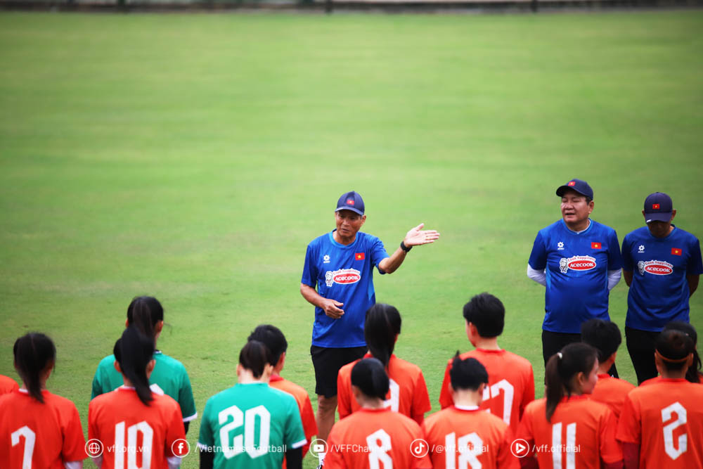 The Vietnam women's team enters the first training session to prepare for the 33rd SEA Games. Photo: VFF
