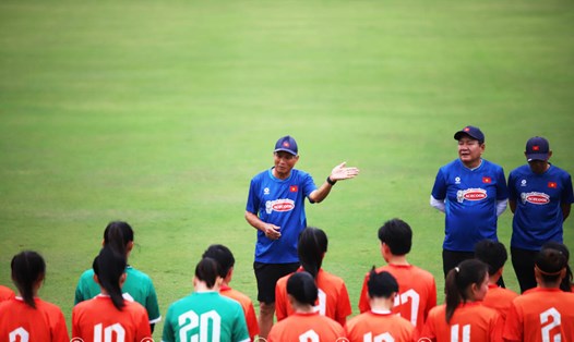 Tuyển nữ Việt Nam bước vào buổi tập đầu tiên chuẩn bị cho SEA Games 33. Ảnh: VFF
