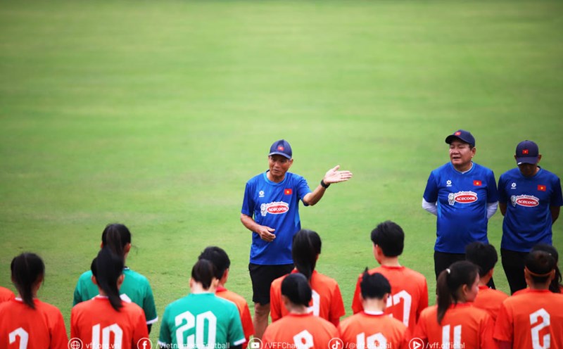 The Vietnam women's team enters the first training session to prepare for the 33rd SEA Games. Photo: VFF