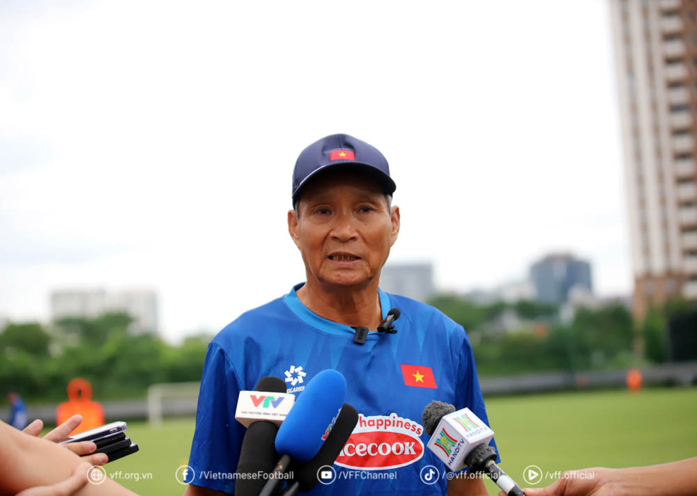 Huan luyen vien Mai Duc Chung tra loi phong van trong buoi tap dau tien. Anh: VFF