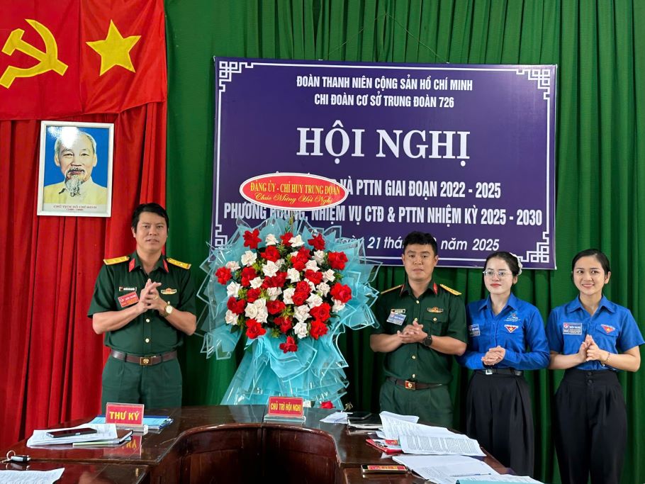 第726連隊政治部長のグエン・ヴァン・グエン中佐は会議を祝うために花束を贈呈した。写真: リン・コイ