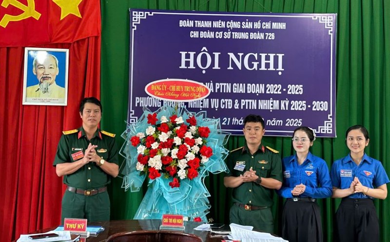 Lieutenant Colonel Nguyen Van Nguyen, Political Commissar of Regiment 726, presented flowers to congratulate the Conference. Photo: Linh Khoi