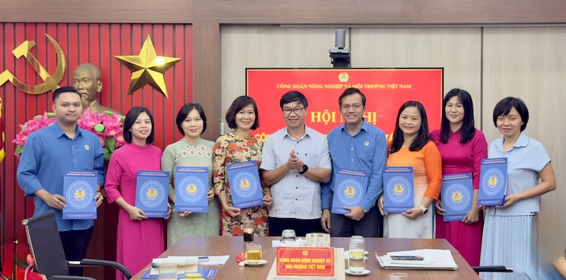 Trao Quyet dinh thanh lap Ban Quan he lao dong. Anh: CDN
