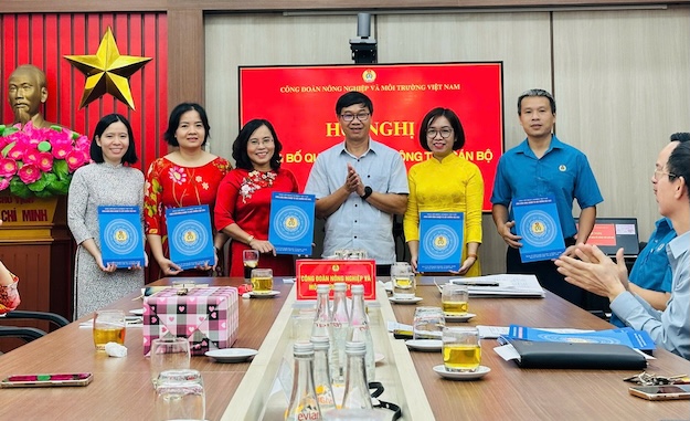 Mr. Nguyen Ha Xuyen - Head of the Vietnam Agricultural and Environment Trade Union Agency (3rd from right) presented the Decision to establish the Trade Union Working Committee. Photo: CDN