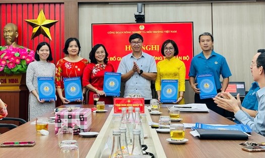 Ông Nguyễn Hà Xuyên - Thủ trưởng cơ quan Công đoàn Nông nghiệp và Môi trường Việt Nam (thứ 3 từ phải sang) trao Quyết định thành lập ban Ban Công tác Công đoàn. Ảnh: CĐN